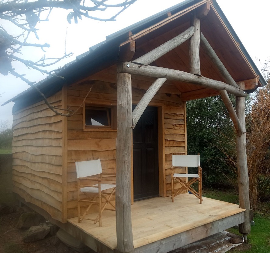 cabane bois tordu en chataignier